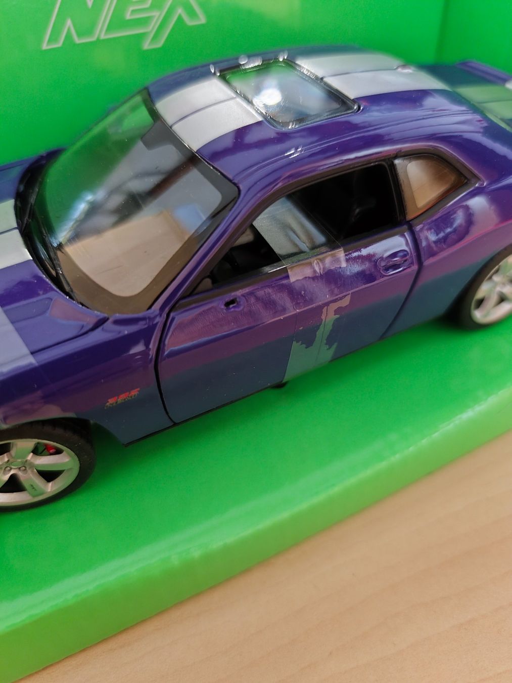 Welly Modellini d'auto: Dodge Challenger SRT Phase I 2008-2014 violett met. / silber – Difettoso da Gerlafingen venduto da gschaerer 1