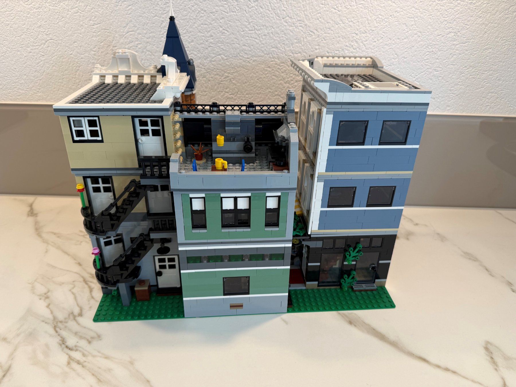 Lego Kit di costruzioni: Lego 10255 Stadtleben – Usato da Meisterschwanden venduto da Bigi1 4