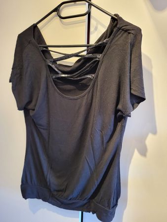 Schwarzes Sommer T-Shirt mit speziellem Rückenausschnitt Gr.