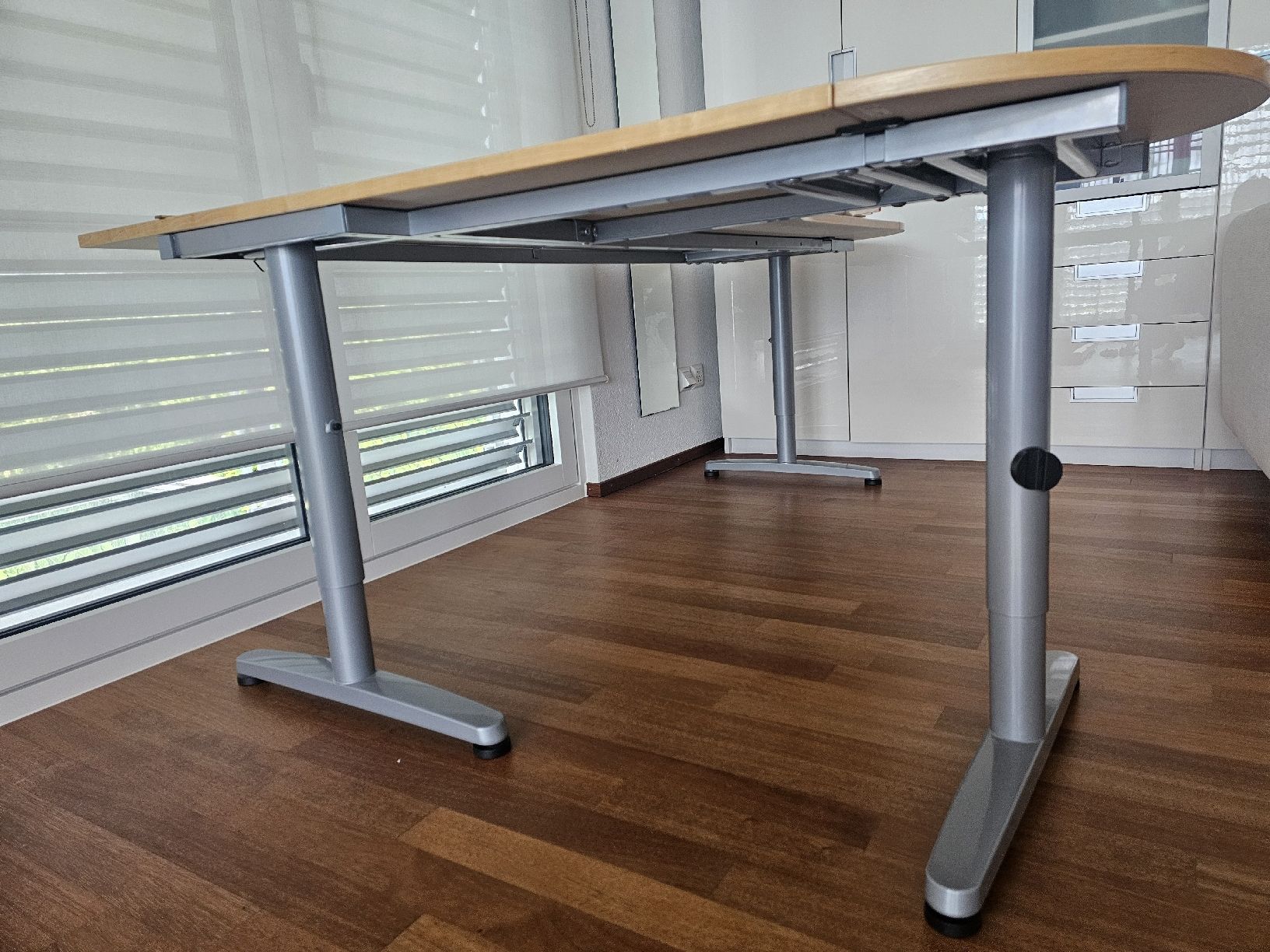 Ikea Schreibtische: Schreibtisch Galant hell – Gebraucht aus Geroldswil von because 4