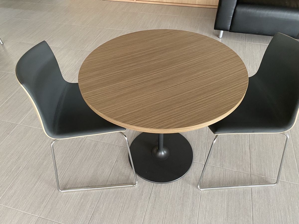 Set di tavolo e panche: Tisch und zwei Stühle von Arper – Usato da Hägglingen venduto da Karin0802 1