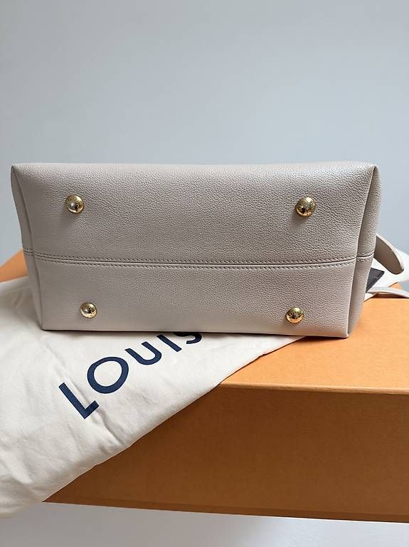 Louis Vuitton Borse da donna: Louis Vuitton Low Key Hobo Bag – Usato da Reinach BL venduto da Wardrobe-Ladies 2