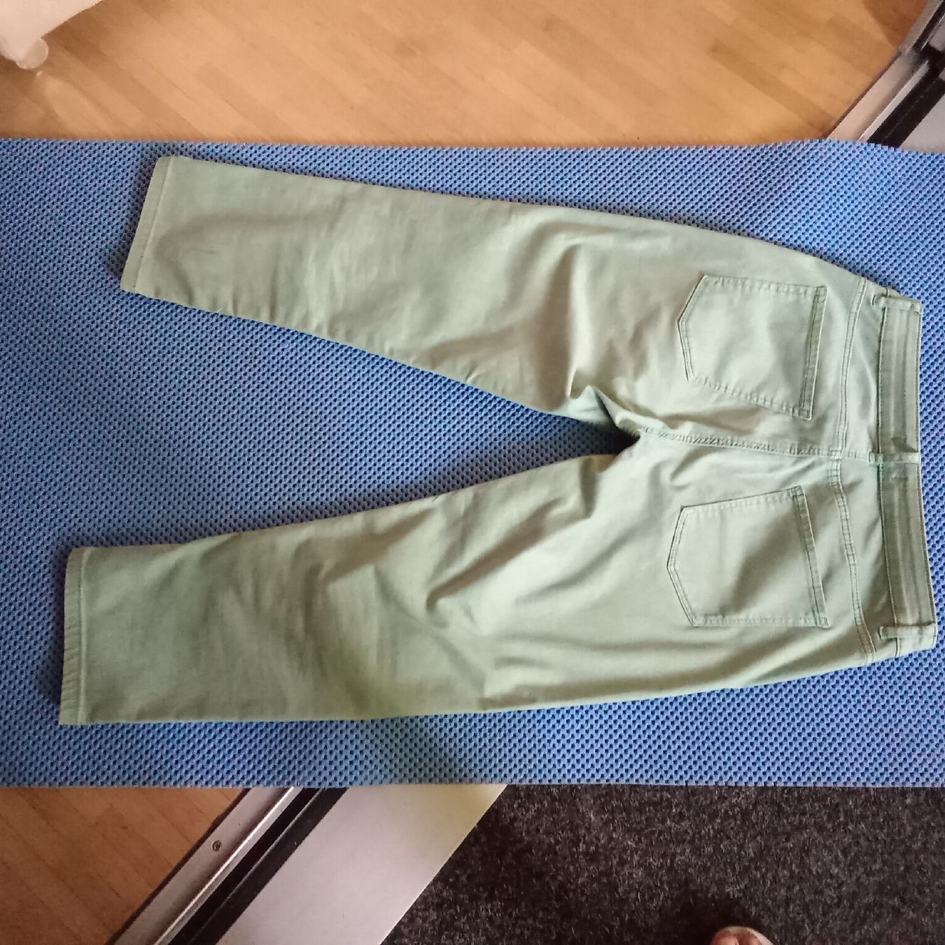 Lotti di vestiti: Da.-Hose grün: CHF 8.-- / cremefarb. Pullover CHF 6.-- – Usato da Frauenfeld venduto da clausi 7