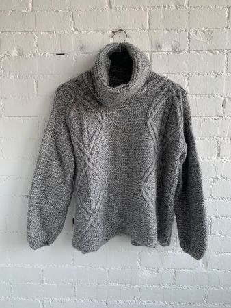 Grauer Strickpullover von Zara