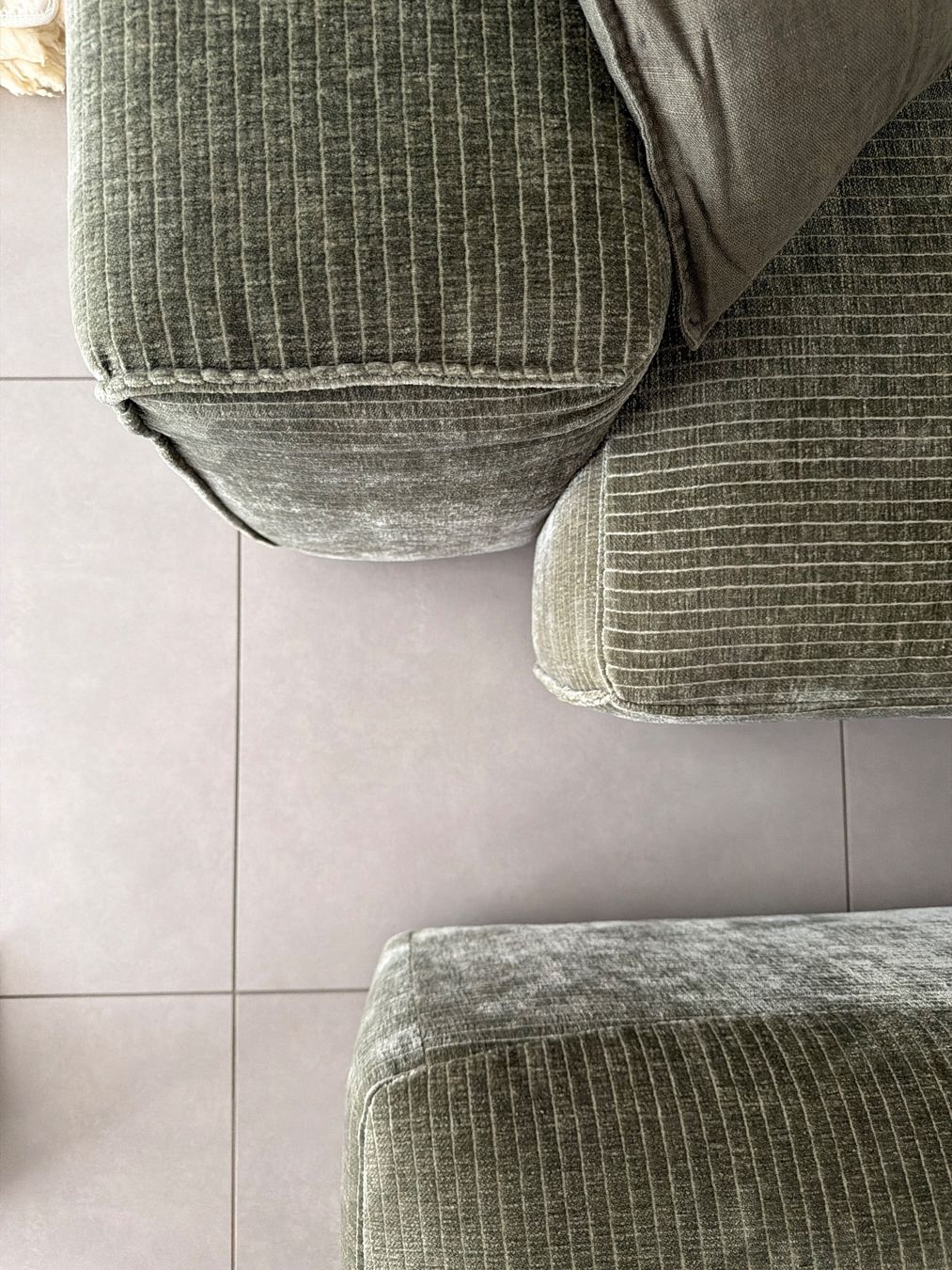 Livique Sofas: Ecksofa mit Hocker Cord Grün – Neuf (Voir description) à Zürich par epe_ggn6 1