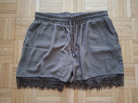 Short ONLY kaki T. 40 avec dentelle - neuf