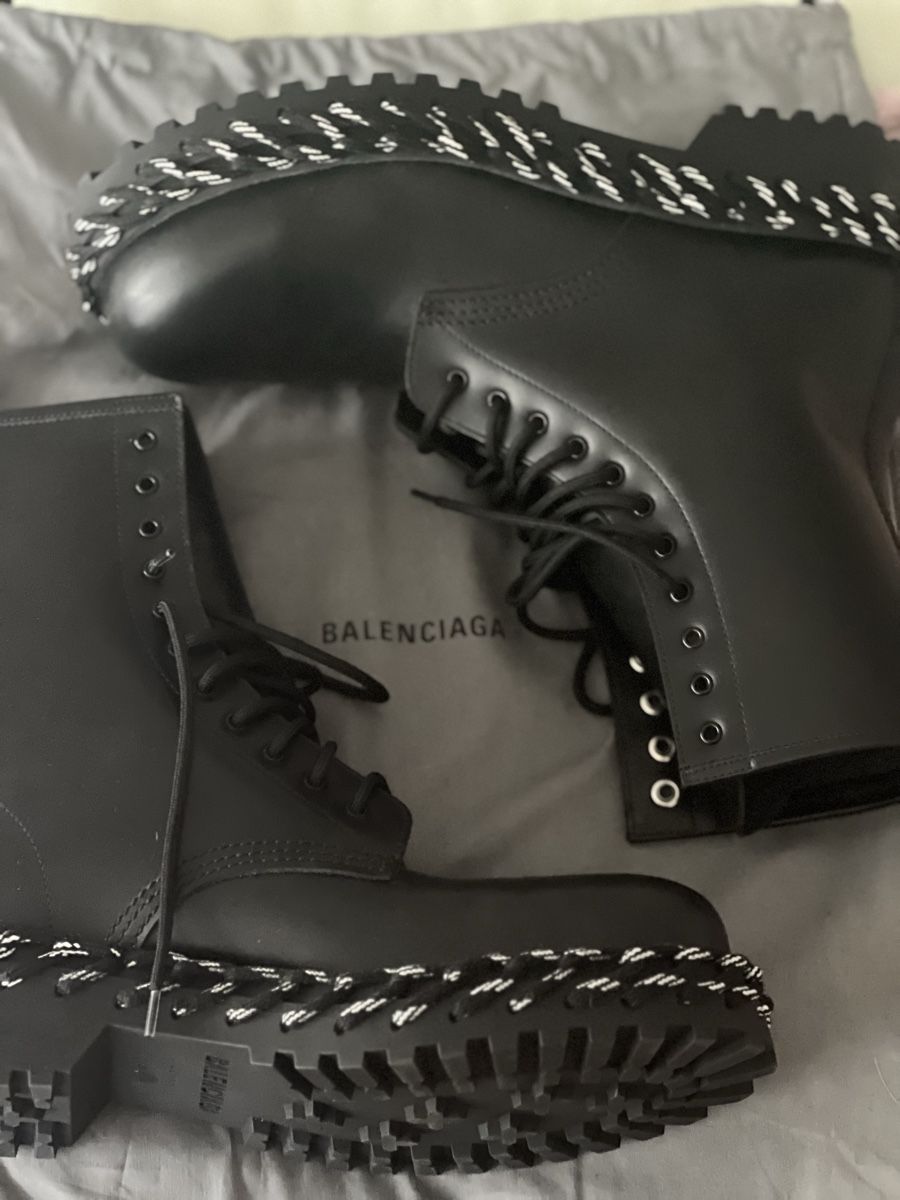 Balenciaga Damenschuhe: Anfibi Balenciaga MAI INDOSSATI n.41 – Gebraucht aus Paradiso von bar_bj6x