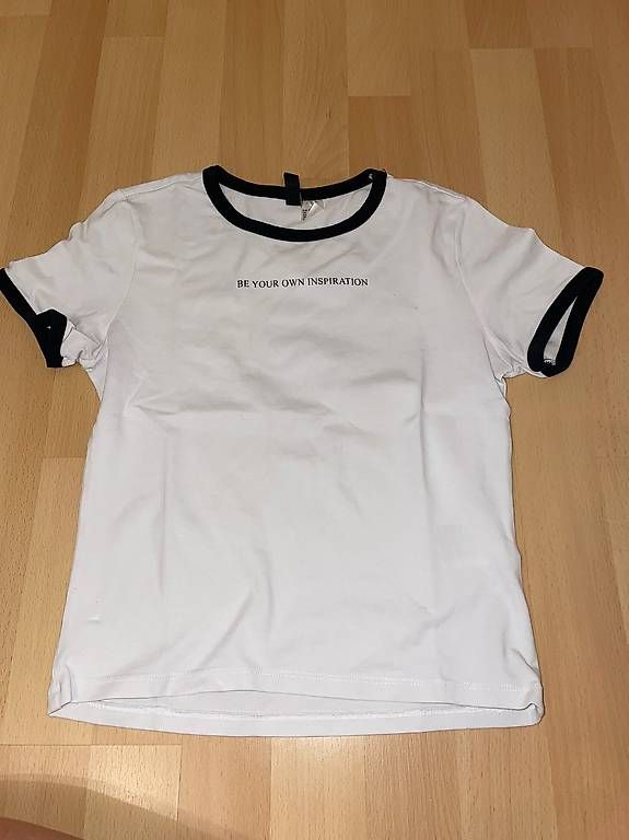 T-Shirts: H&M T-Shirt Gr. S, weiss mit Print – Gebraucht aus Thun von tat_wg9t