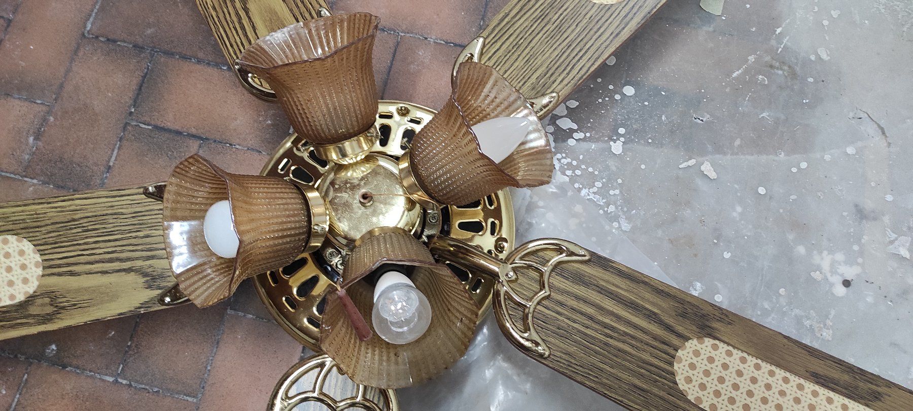 Ventilatoren: Deckenventilator mit 4 Leuchten – Gebraucht aus Charmoille von Pflor 1