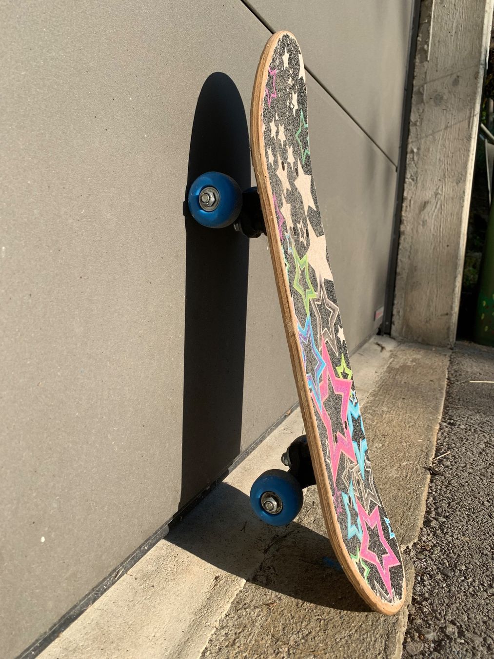 Skateboards: Skateboard with star design. Ready to get going! – Usato da Winterthur venduto da 2mirj 1