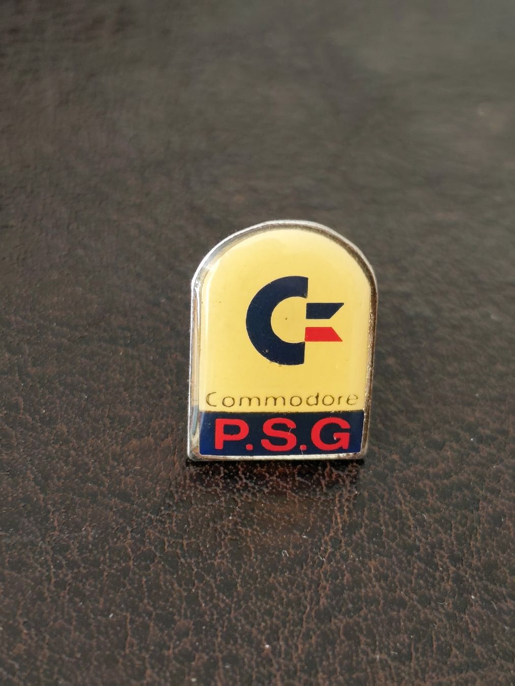 Placchette & Badge: Ancien pins Commodore PSG / retrogaming  – Usato da Moléson-s-Gruyères venduto da Greg2707