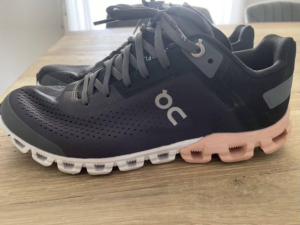 On Damenschuhe: On cloud Grösse 37.5 fast neu – Gebraucht aus Böbikon von dob_9y97 1