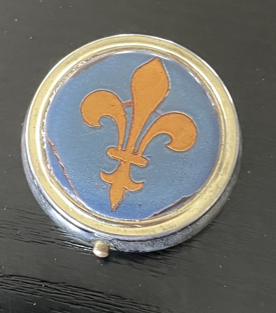 Recipients et similaires: Fleur de Lys Blechdose Dose Behälter Pillendose Springdeckel – D'occasion à Oftringen par allesmeins 1