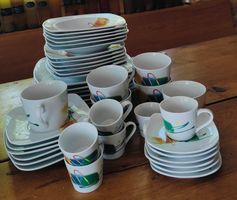 Geschirr-Set, 42-teilig aus Porzellan, neuwertig und dezent