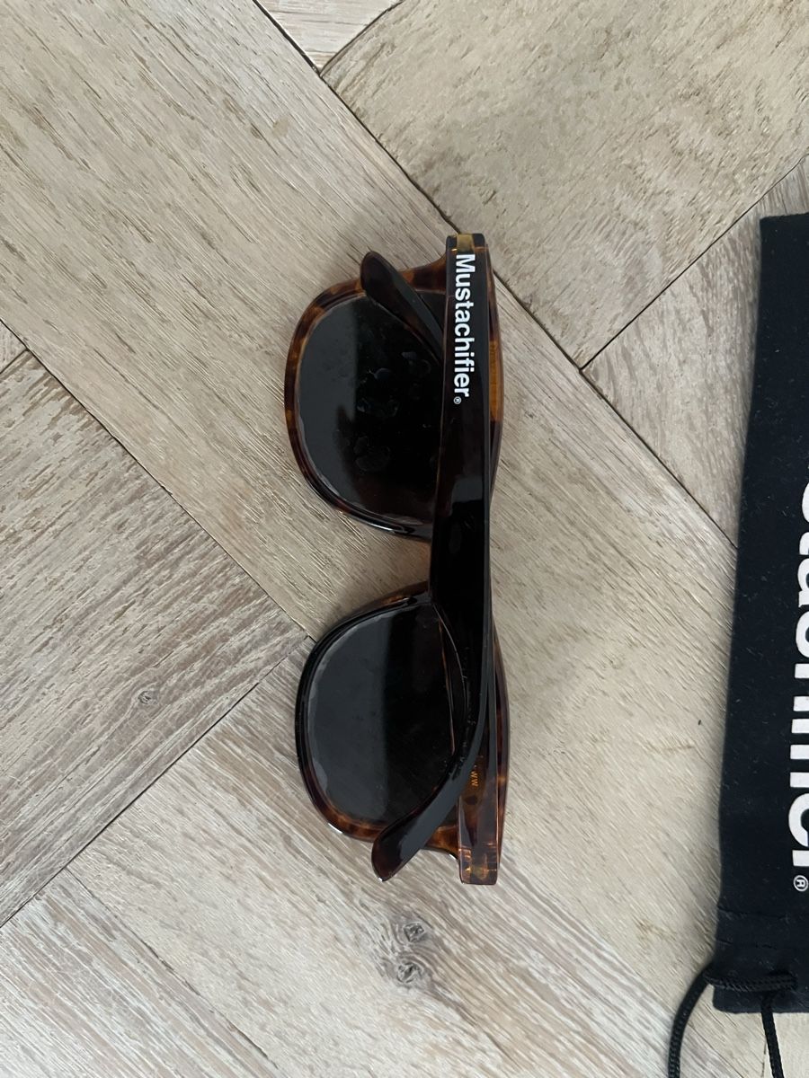Brillen & Gläser: Sonnenbrille von Mustachifier – Gebraucht aus Pfäffikon SZ von humming-bird 1