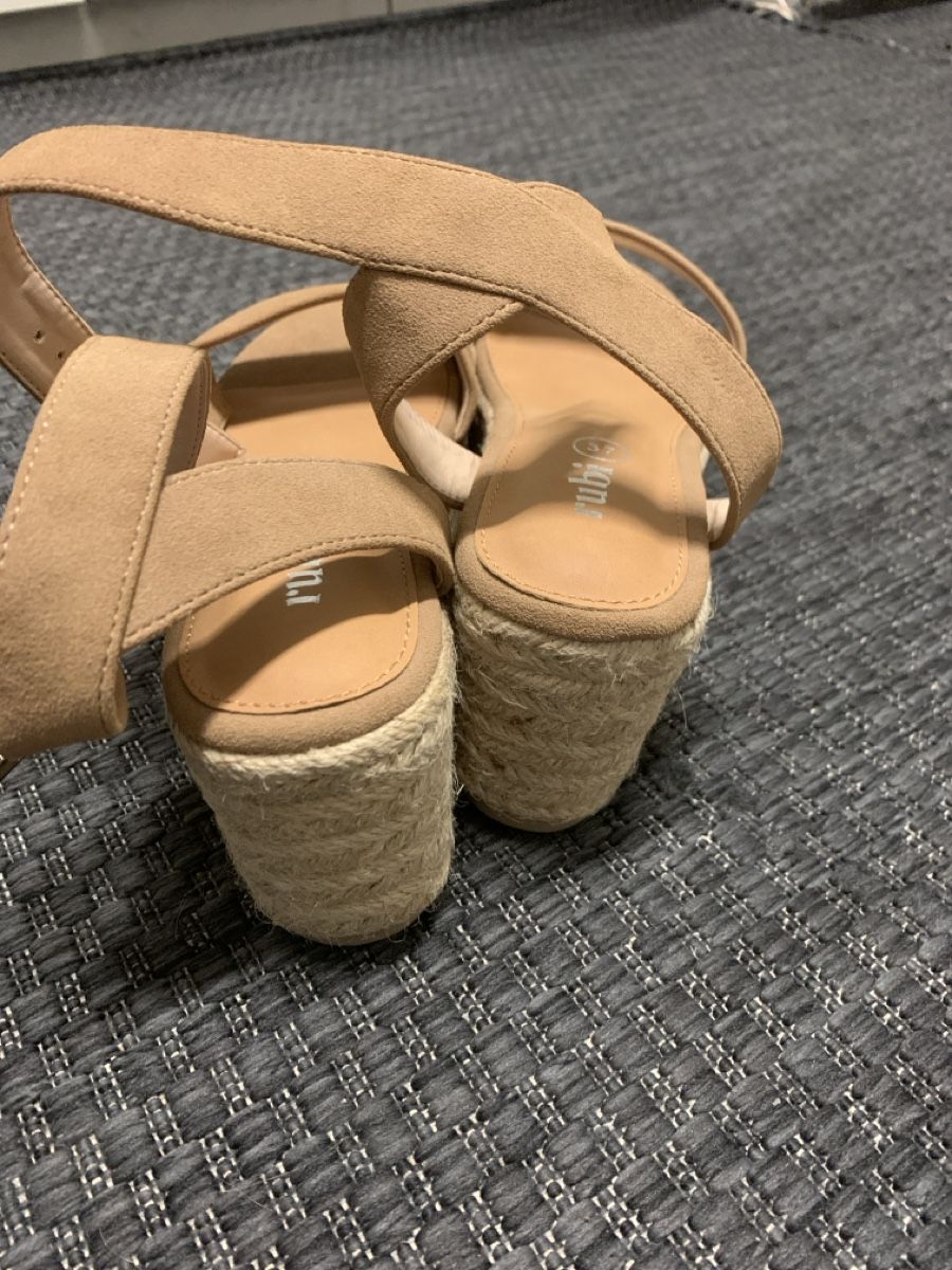 Scarpe da donna: Sandalen gr 37 dunkelbeige neuu – Usato da Bad Zurzach venduto da Cuore34 3