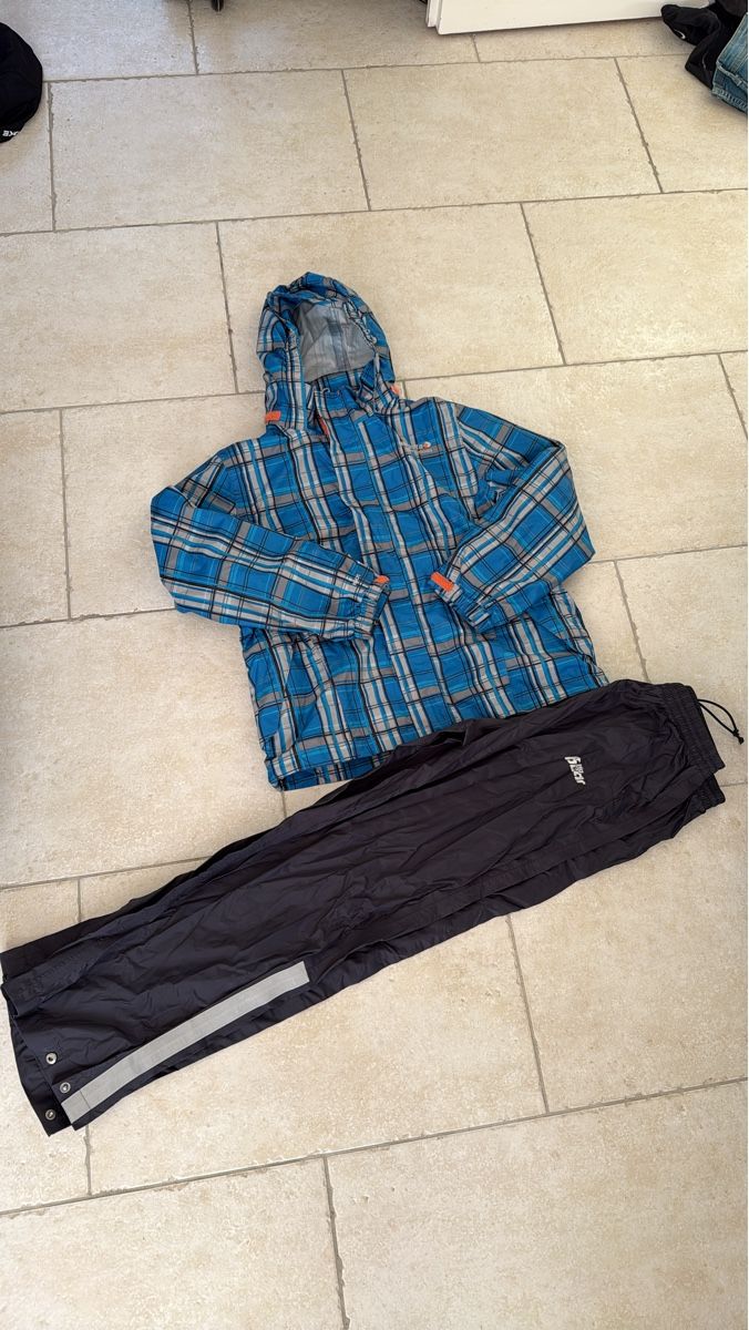 Lotti & Set di vestiti: Ensemble de pluie veste+pantalon Imperméable taille 140 – Usato da Blonay venduto da Simba1094