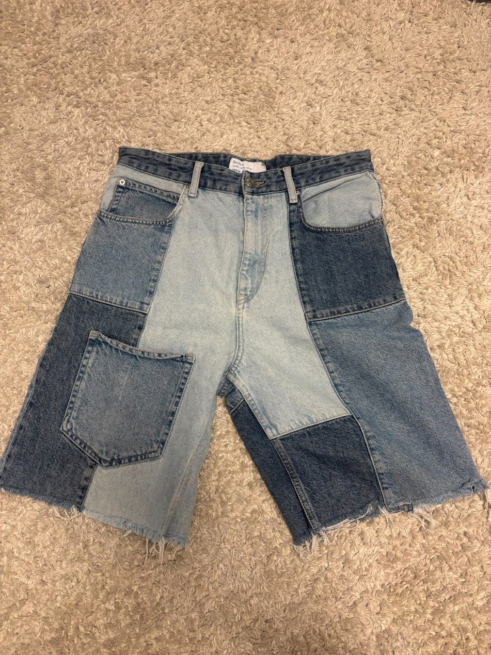 Bershka Jeans: Bershka Jeans-Shorts Patchwork Denim Grösse 38 – Usato da Diepoldsau venduto da Sonne14