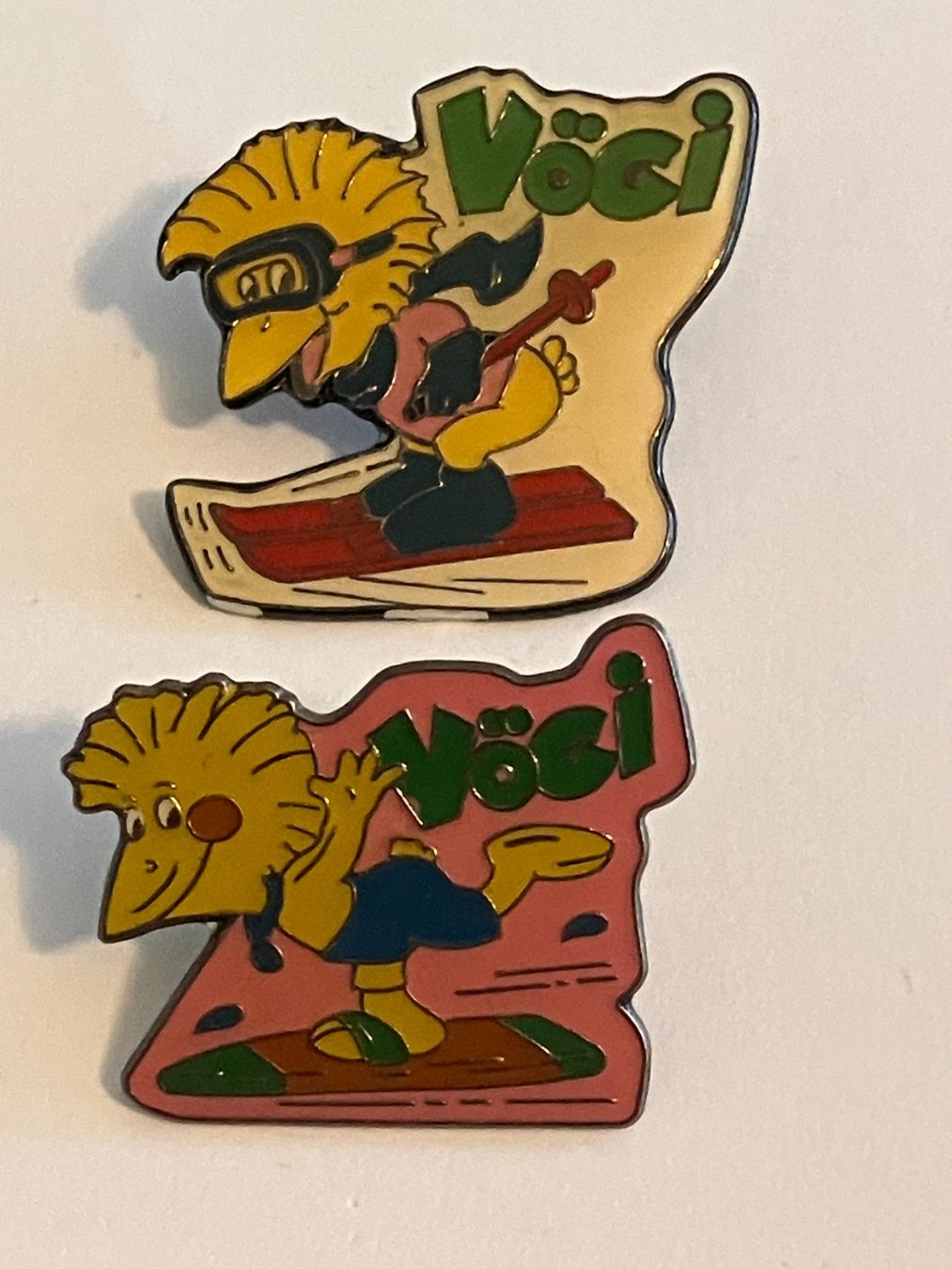 Placchette & Badge: 2 Pin Vögi – Usato da Basel venduto da djwwpp