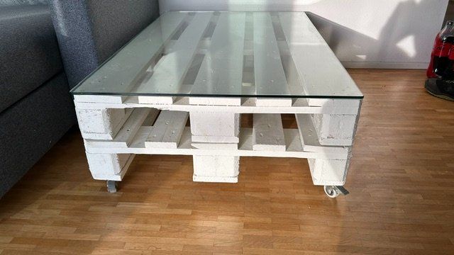 Tavoli: Pallet Couchtisch mit Glasplatte, weiss – Usato da Pratteln venduto da Peter4133 1