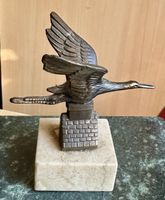 Antike, kleine Vogel-Skulptur aus Bronze auf Marmorsockel.