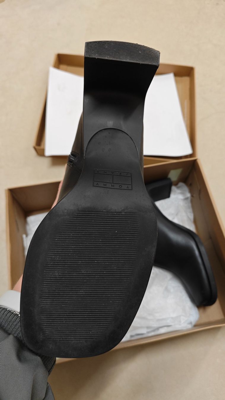 Tommy Hilfiger Damenschuhe: Stiefel Tommy Hilfiger – Neu (gemäss Beschreibung) aus Burgdorf von nas_65x9 3