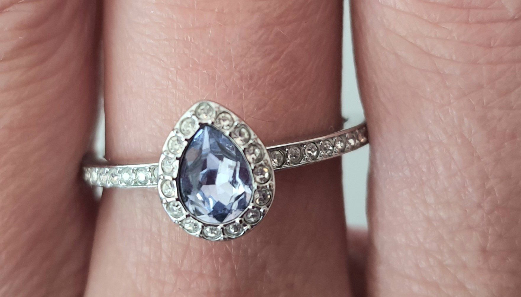 Swarovski Anelli: Swarovski Pear / Tear Drop Ring Violett NEU – Nuovo (secondo la descrizione) da Zollikerberg venduto da Sell-Buy-it