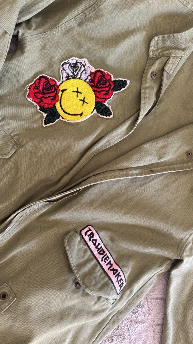 Zara Jacken: Green jacket with patches acceptable condition – Gebraucht aus Chur von asa_25fn