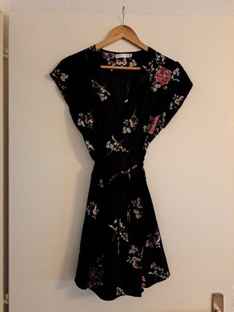 Robe portefeuille noire imprimé floral taille XS bon état