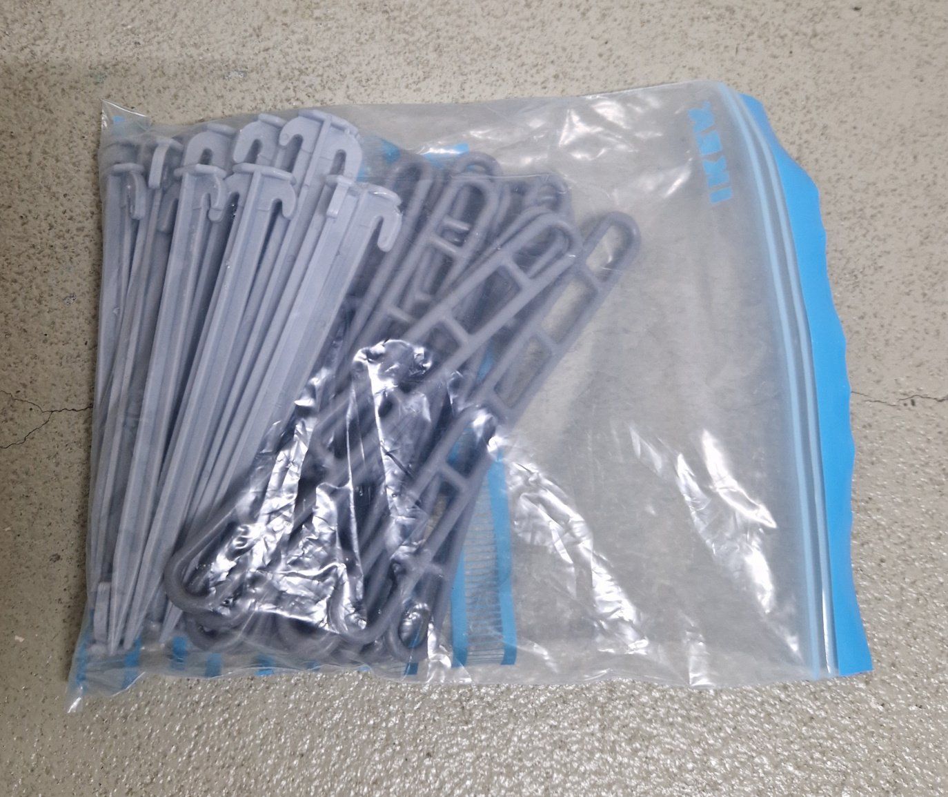 Tende : Plastik Heringe mit Absapannband – Usato da Stans venduto da Stockema