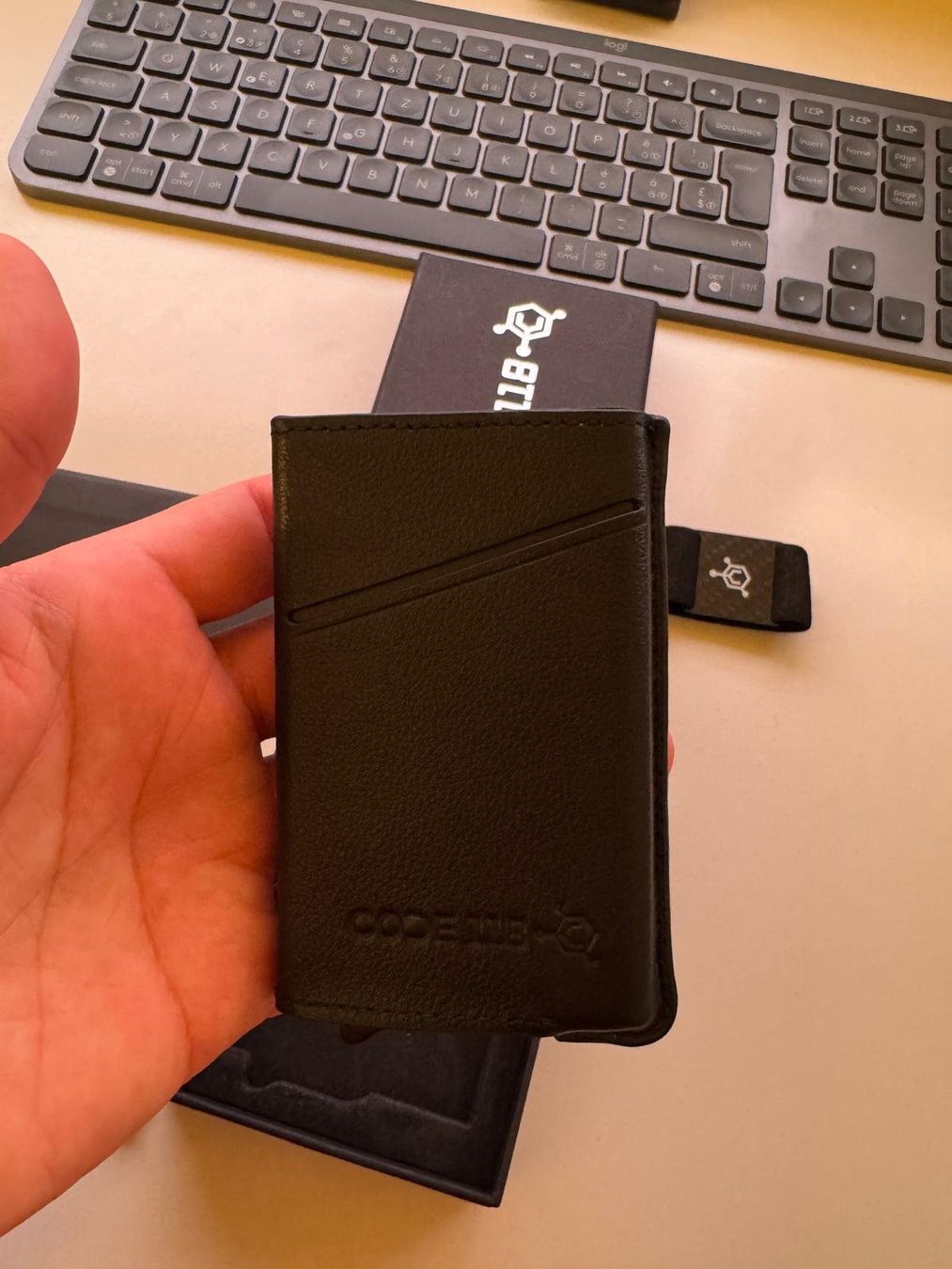 Portafogli: CODE 118 Smart Wallet Schwarz + Find My Tracker, Lederhülle – Nuovo (secondo la descrizione) da Staufen venduto da jei_7bfb 2