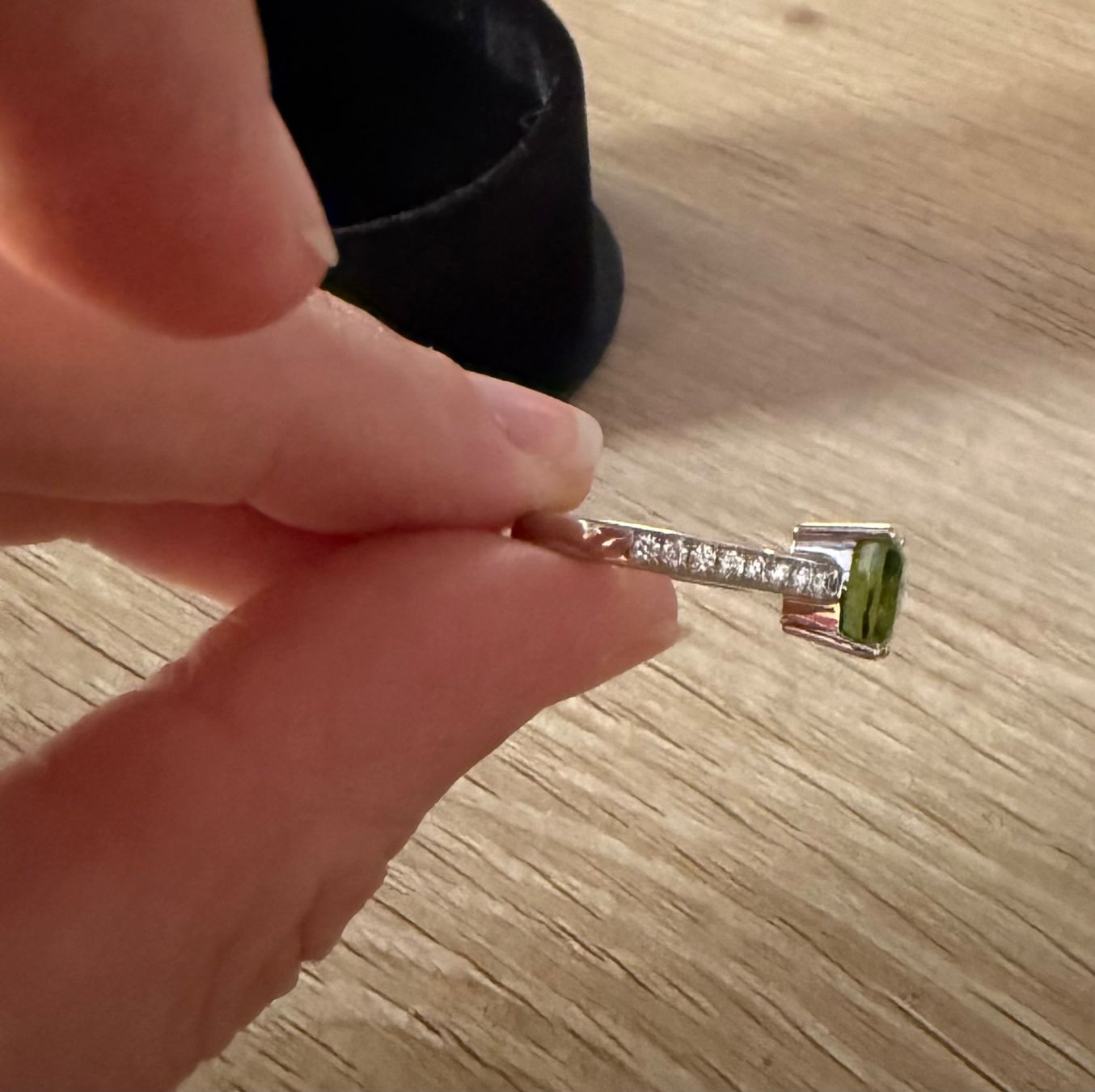 Anelli: Tourmaline verte et diamants, or blanc – Nuovo e nell'imballaggio originale da Montreux venduto da hev_mv5m 3