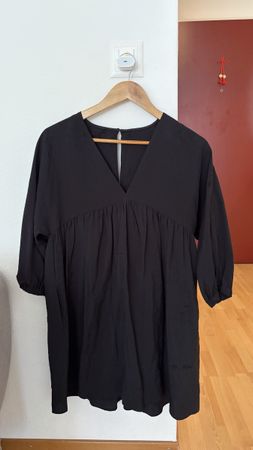 Schwarzes Kleid von Zara