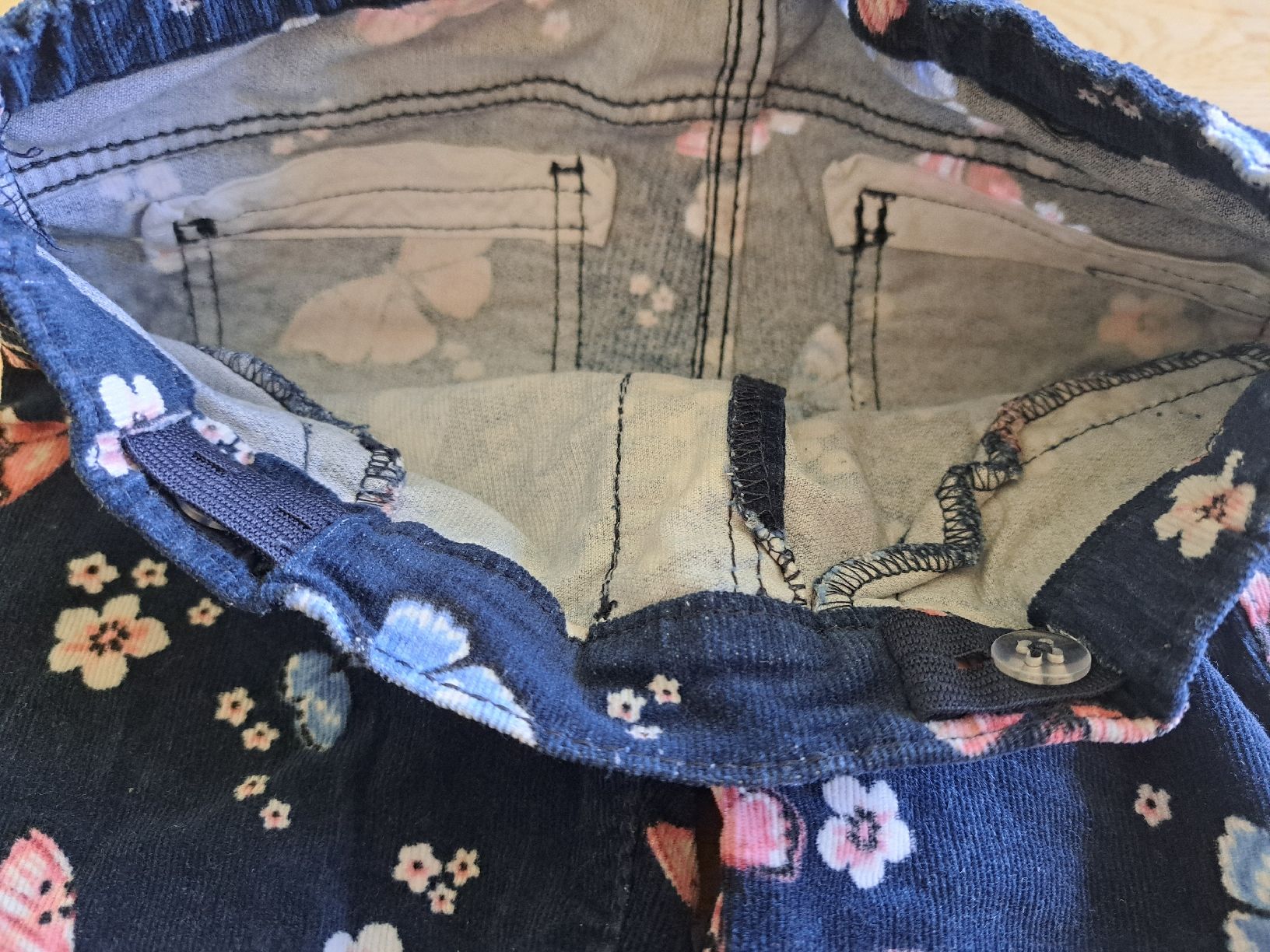 H&M Pantaloni: H&M Cordhose Schmetterlingsmuster, Gr. 116 – Usato da Bergdietikon venduto da Staphylococcus 2