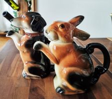 2 seltene Keramik-Teekannen Hase & Dackel