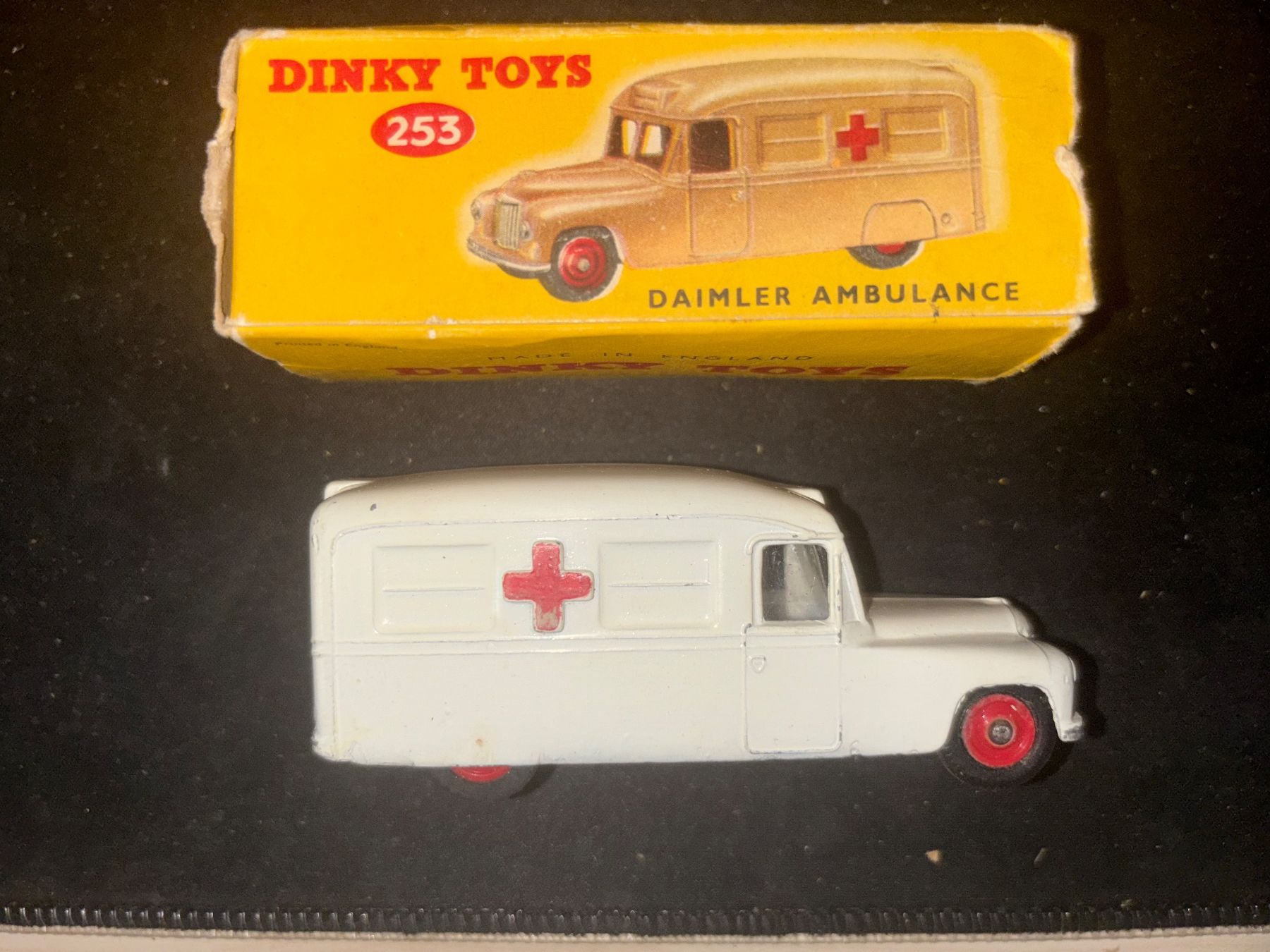 Dinky Toys Modellautos: Dinky Toys Daimler Ambulance Blanche Réf. 253 - – Gebraucht aus Genève von ele_bf9g 1