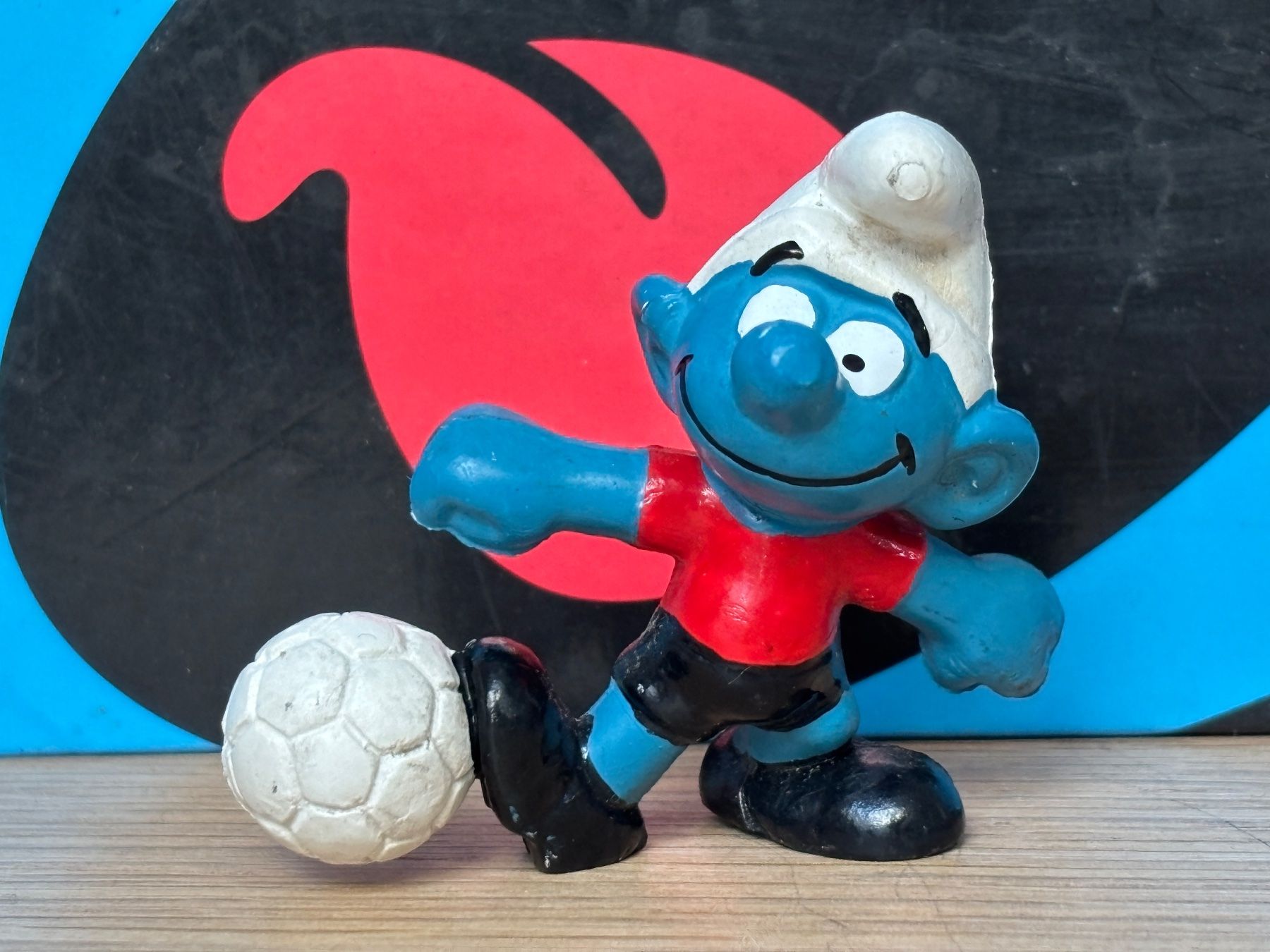 Statuette: Fussball-Schlumpf, rotes Trikot – Usato da Lyss venduto da Duckszone