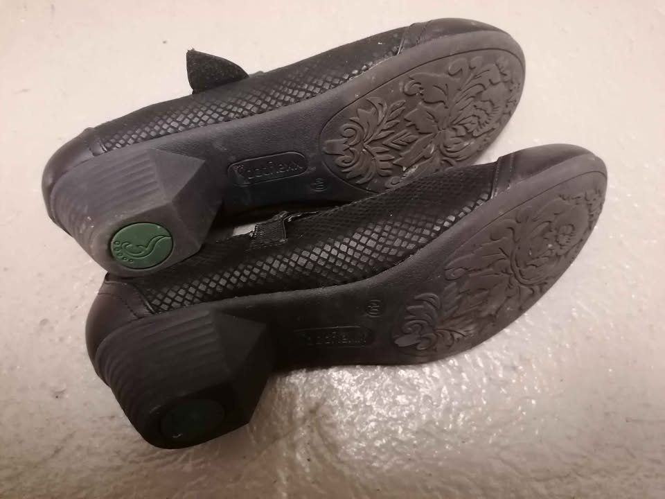 Scarpe da donna: Schwarze Schuhe mit Absatz Gr. 40 – Usato da Nänikon venduto da Manta87 2