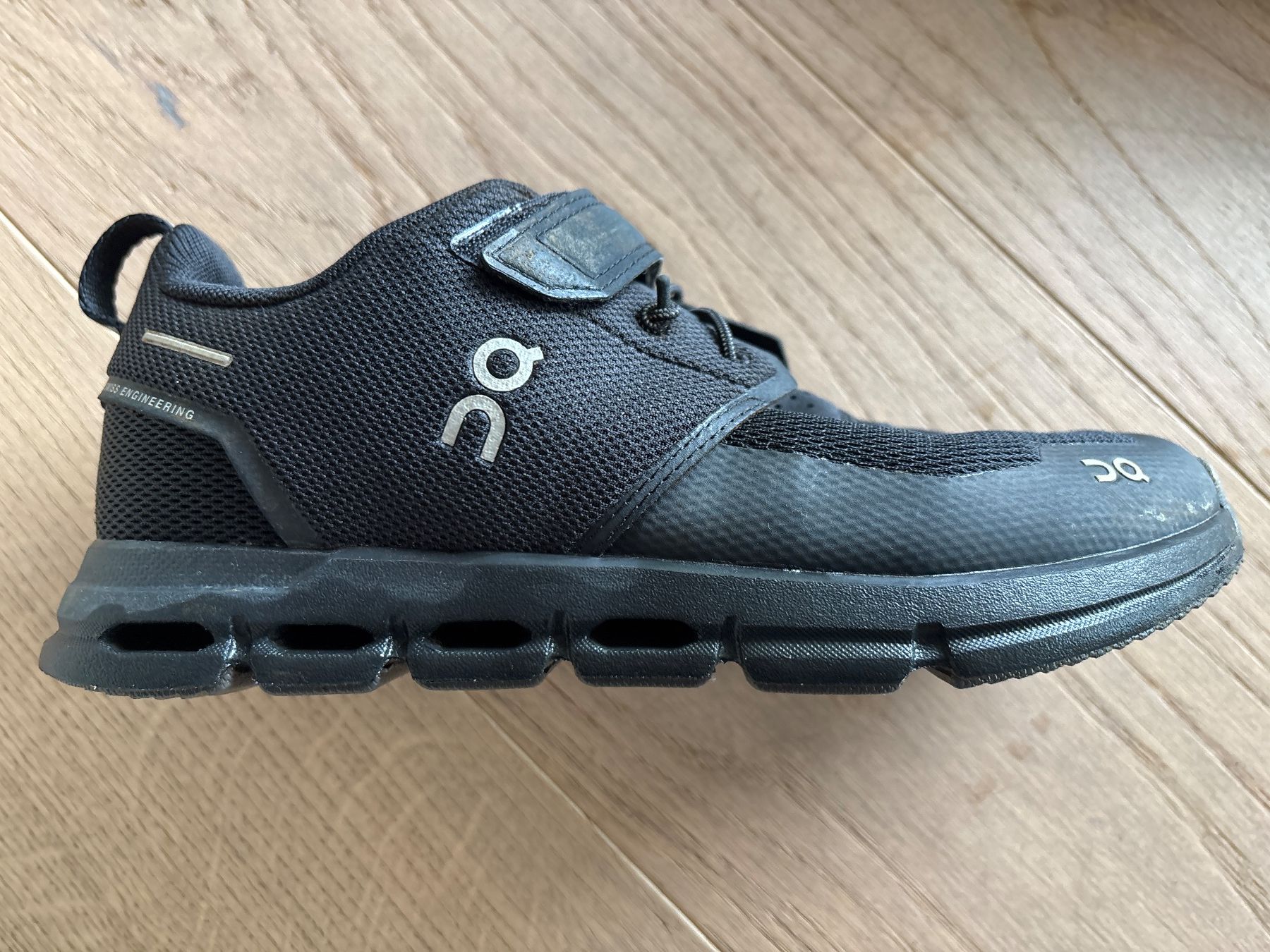 On Scarpe per ragazzi: ON Cloud Kinder Gr. 34 Schwarz Klettverschluss – Usato da Wettingen venduto da peter.m.frick 1