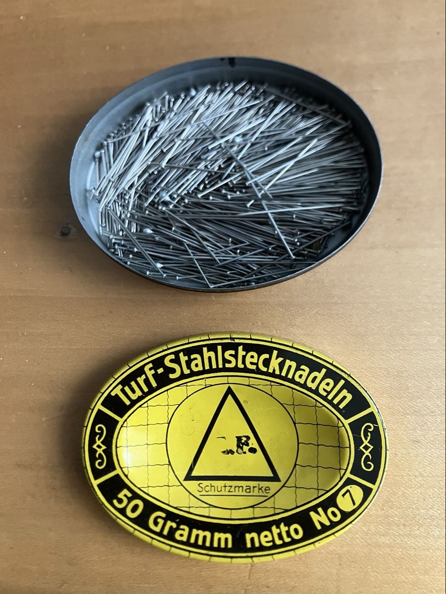 Behälter & Ähnliches: Vintage Blechdose mit Stecknadeln – Gebraucht aus Lyss von Punktum01 1