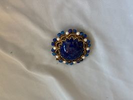 Brosche rund goldfarben mit blauem Stein und Perlen