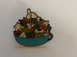 Pin's chatons dans tasse couleur mixte neuf