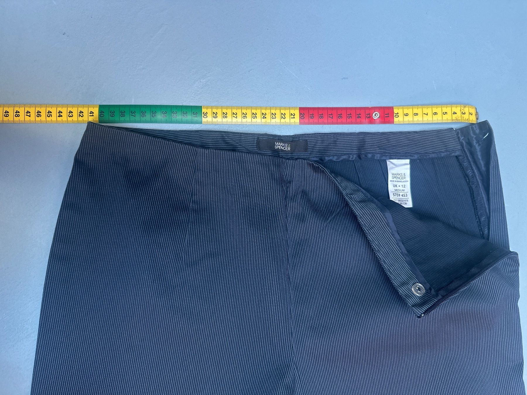 Pantaloni: Marks&Spencer Damenhose Dunkelblau, Gestreift – Usato da Leuk-Stadt venduto da 2thcircle 2