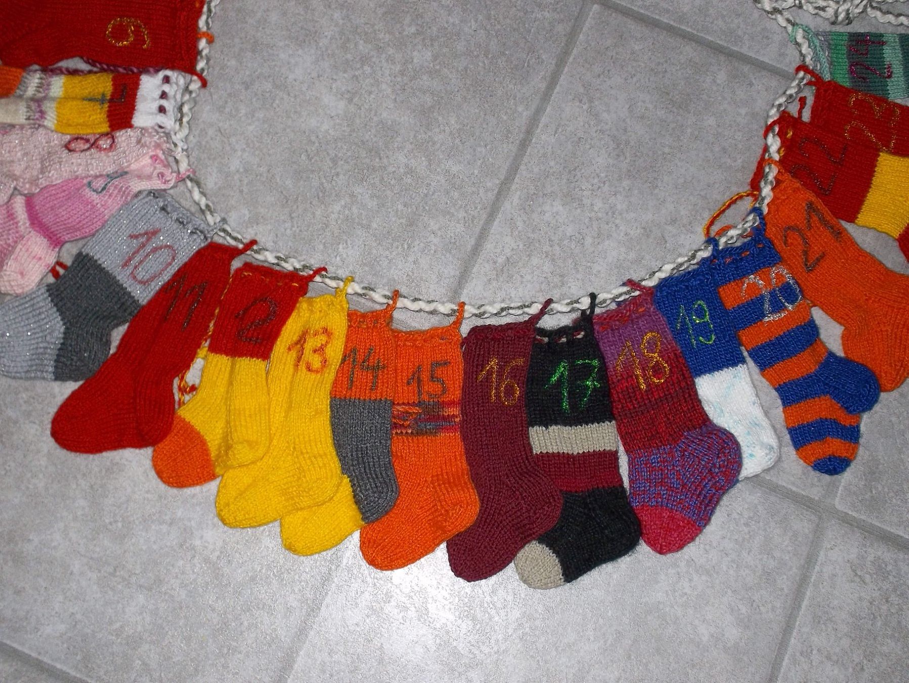 Calendari: schöner Handgestrickter Adventskalender – Nuovo (secondo la descrizione) da Kaltbrunn venduto da Cindy99 2
