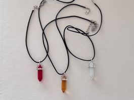 3 Halsketten mit Kristallanhänger