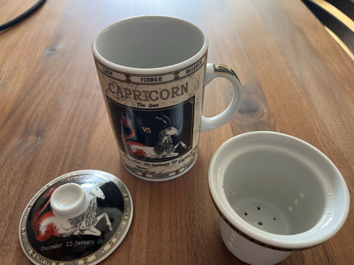 Tassen: Tasse Steinbock mit Deckel und Sieb – Gebraucht aus Luzern von korallkrabba