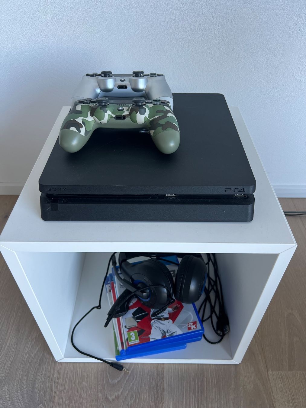 Sony Konsolen: Sony PlayStation 4 Slim inkl. 2 Controller, Headset, Spiele – Gebraucht aus Winterthur von Loic8472