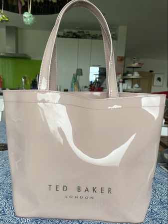 Passend zum Frühling: Ted Baker-Handtasche