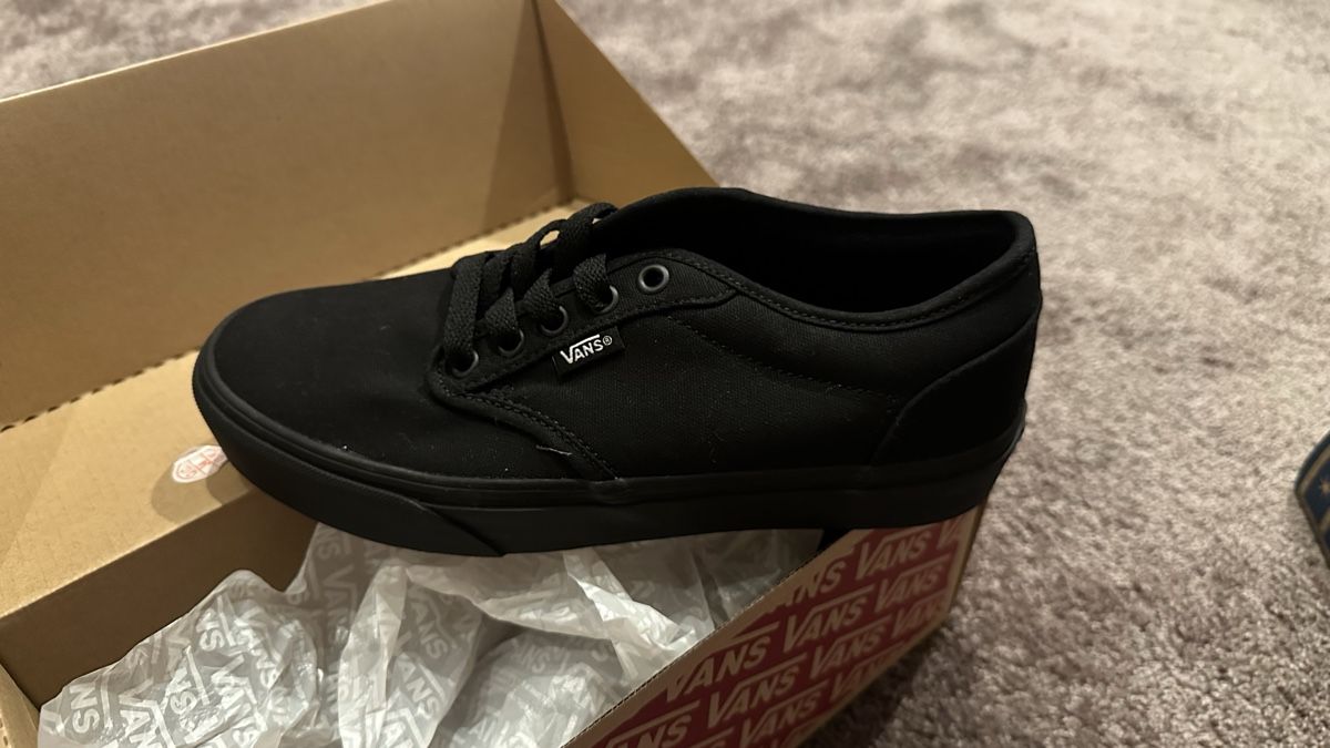 Vans Herrenschuhe: Schwarze Vans  Sneaker, Grösse 39, Neuwertig – Neu und originalverpackt aus Niederbipp von lor_7wd6