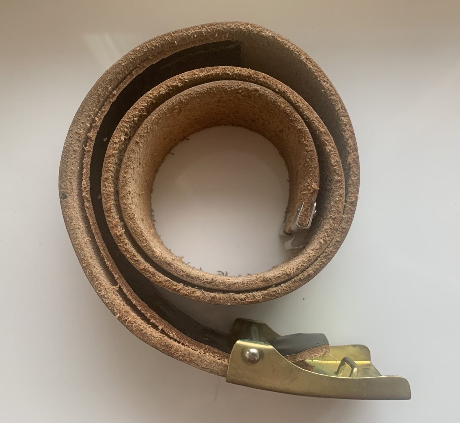 Ceintures: Schwarzer Ledergürtel mit Messingschnalle – D'occasion à Ebnat-Kappel par pourlemerite 1